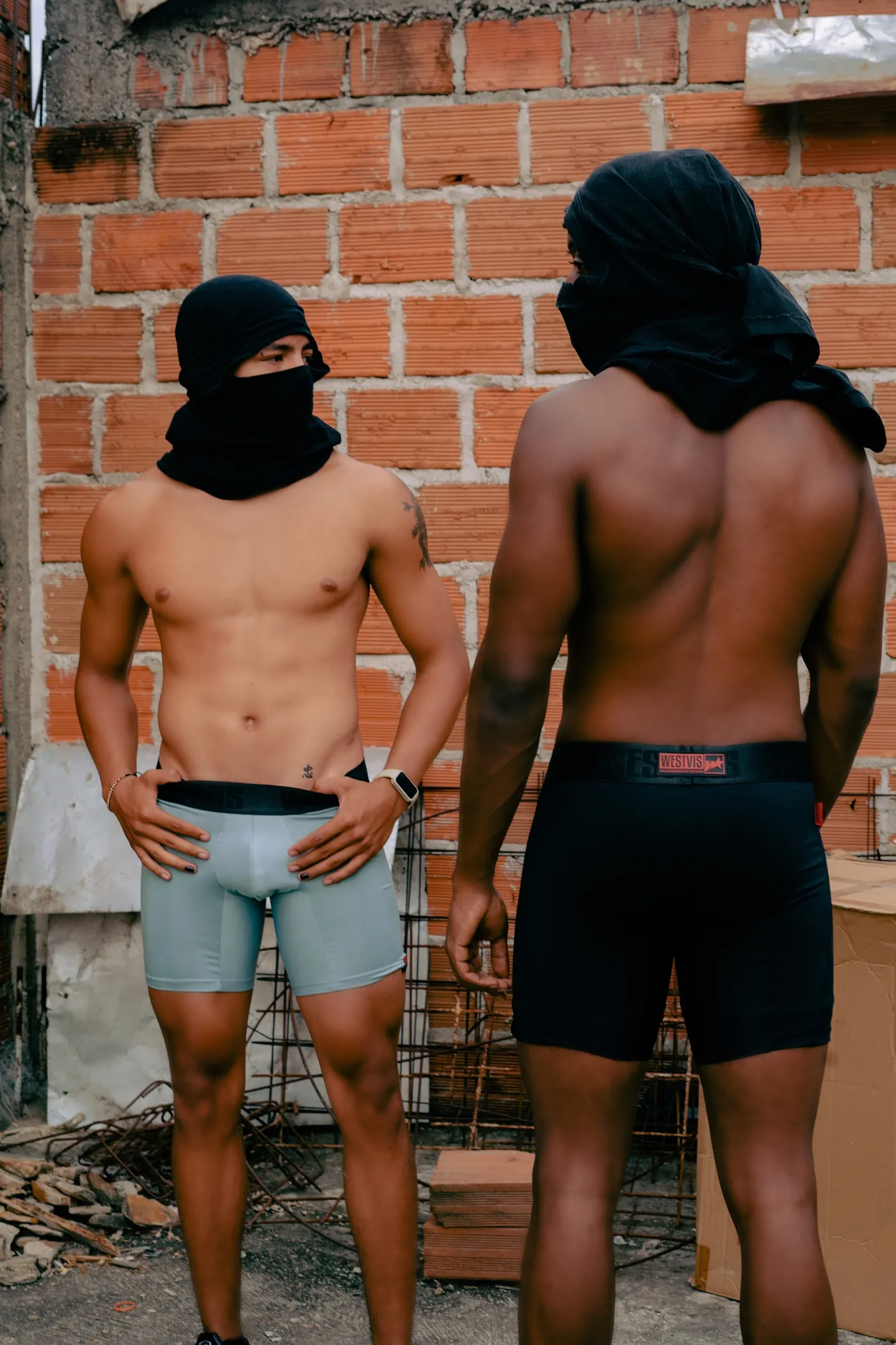 Dos modelos de frente y espalda